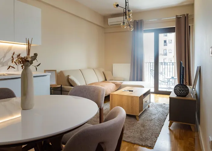 180° View In Diamond Building Apartment *